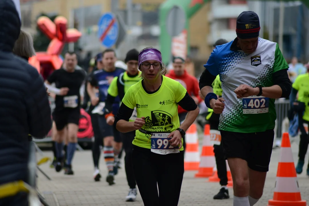 Mnóstwo biegaczy z całego regionu i nie tylko na 16. PKO Półmaratonie Rzeszowskim oraz 8. PKO Sztafecie Półmaratońskiej - zdjęcia część 2