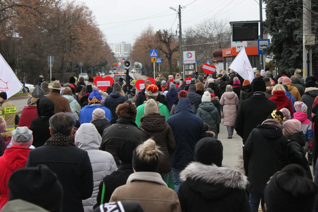 Orszak Trzech Króli w Rzeszowie. Kolęda pokoju z Zalesia do Katedry Rzeszowskiej