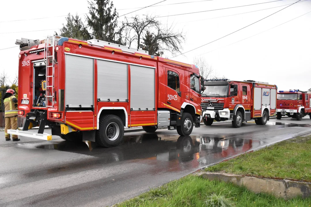 Pożar garażu w Złotnikach. Na miejscu 5 zastępów straży pożarnej [ZDJĘCIA] - Zdjęcie główne