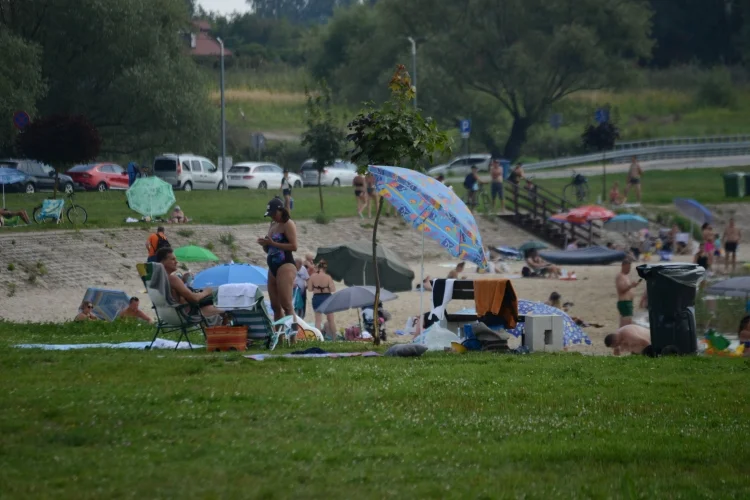 Jezioro Tarnobrzeskie w niedzielne południe