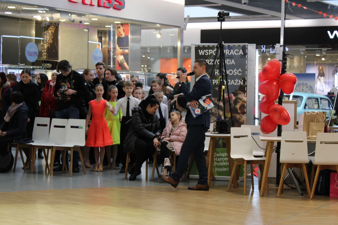 Występ tancerzy Centrum Tańca Gala podczas grania WOŚP