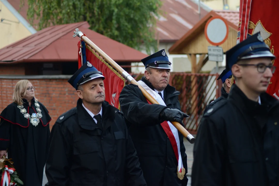 Narodowe Święto Niepodległości w Tarnobrzegu. Uroczystości przy pomniku Marszałka Józefa Piłsudskiego. - 104 lata temu narodziła się nowoczesna Polska - mówi prezydent miasta Dariusz Bożek [ZDJĘCIA - CZĘŚĆ 1]