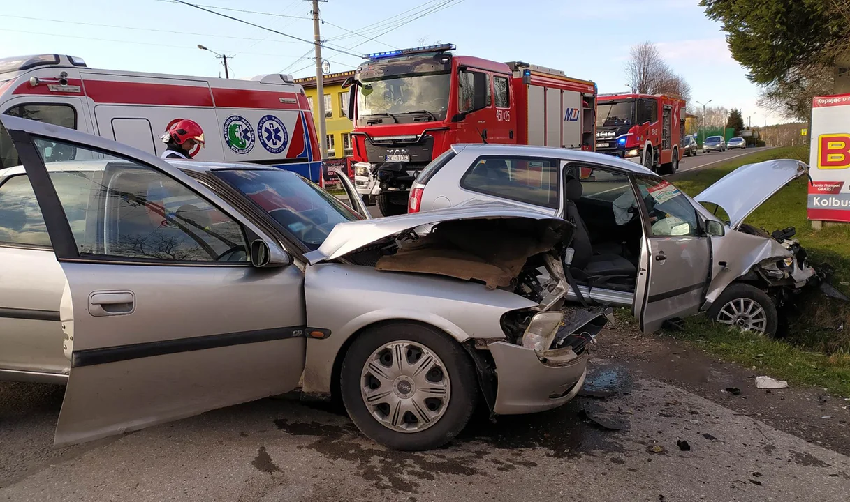 Wypadek w Bukowcu. Na skrzyżowaniu drogi wojewódzkiej z powiatową zderzyły się dwa samochody [ZDJĘCIA-MAPA] - Zdjęcie główne