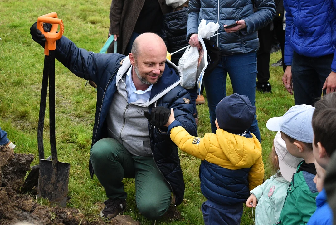 Piknik Ekologiczny #SadziMyRzeszów. Prezydent Fijołek posadził z rzeszowianami drzewa w Parku Papieskim [ZDJĘCIA] - Zdjęcie główne