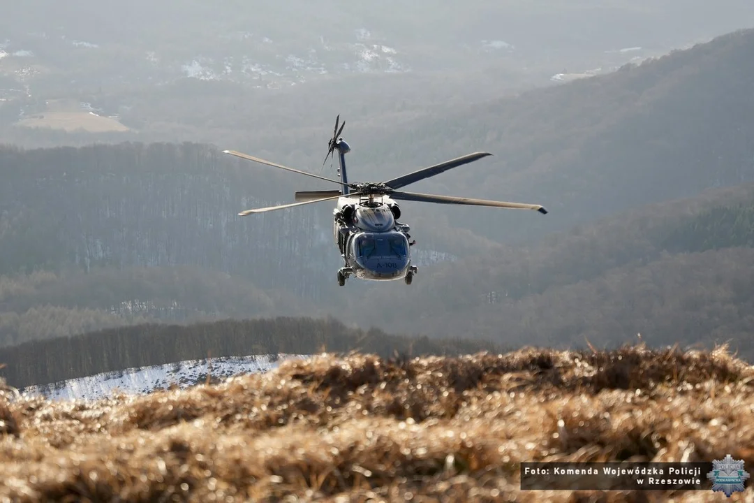 Policyjny Black Hawk nad Bieszczadami