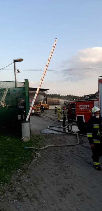 Pożar w Kozodrzy. Na miejscu pracuje kilkanaście zastępów OSP i PSP.