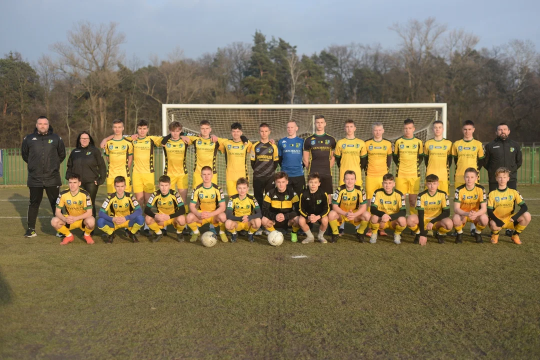 Centralna Liga Juniorów U-15. Młodzi piłkarze Siarki Tarnobrzeg w specjalnej sesji fotograficznej [ZDJĘCIA] - Zdjęcie główne