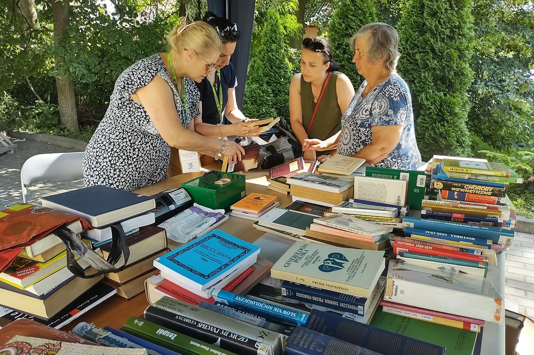 Kiermasz Wyczytanych Książek dał nowe życie pozycjom wycofanym z rzeszowskich bibliotek [ZDJĘCIA] - Zdjęcie główne