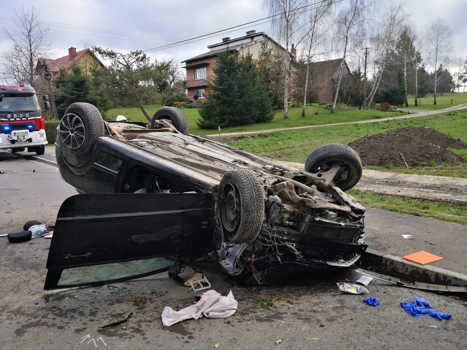 Dachowanie samochodu w Nowym Borku. Dwie osoby w szpitalu [ZDJĘCIA] - Zdjęcie główne