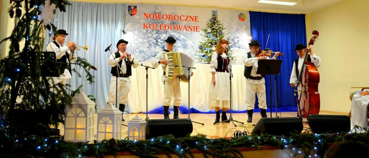 Noworoczne kolędowanie w Wiejskim Domu Kultury w Pakoszówce
