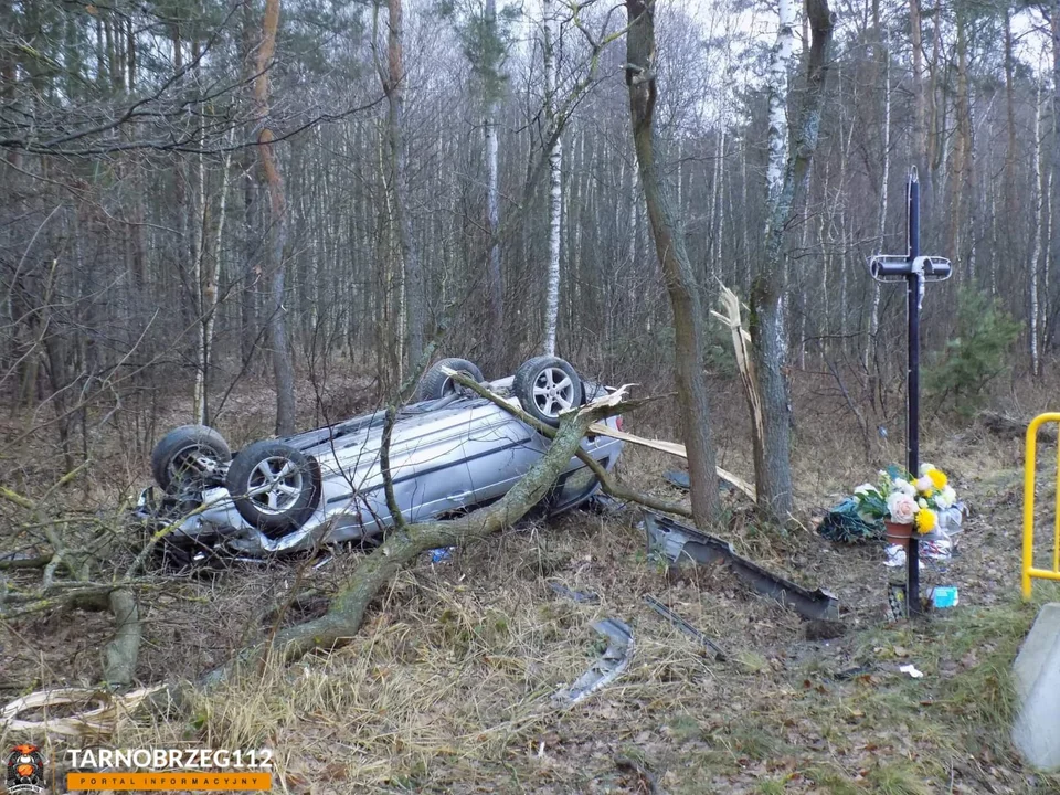 BMW uderzyło w drzewo i dachowało w miejscowości Zabrnie koło Grębowa. Jedna osoba ranna. Zobaczcie zdjęcia - Zdjęcie główne