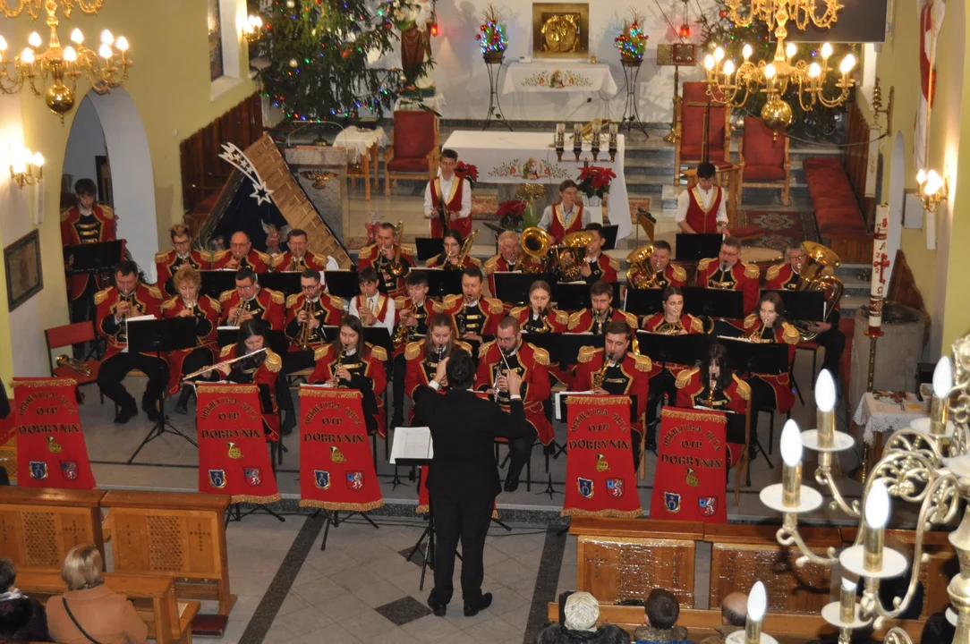 Koncert kolęd Orkiestry Dętej Dobrynin w kościele w Dobryninie