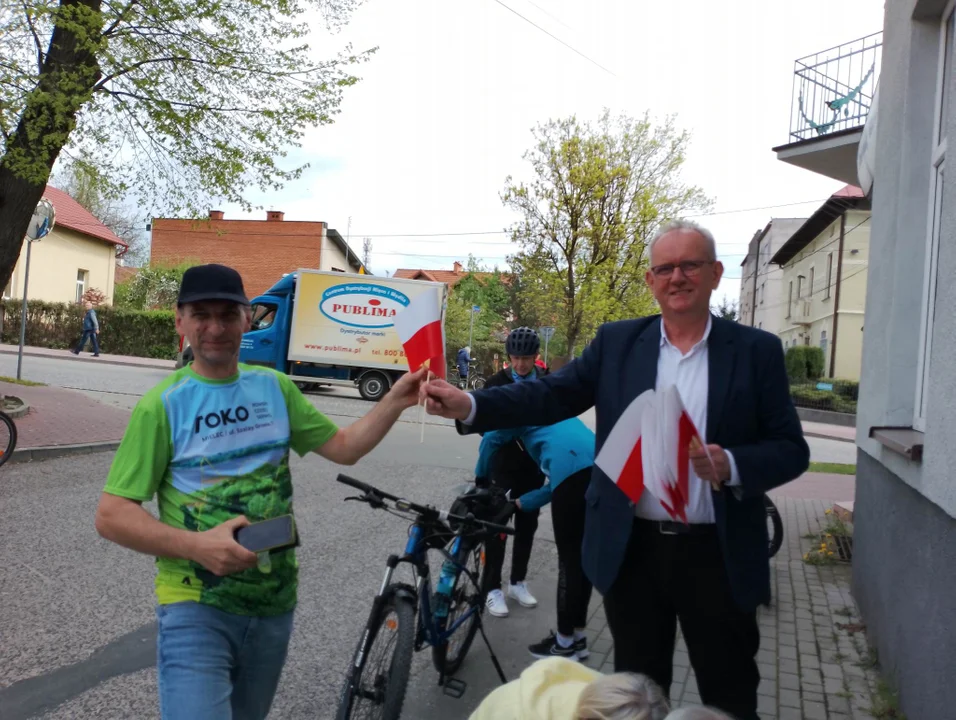 Rajd Rowerowy z Okazji Dnia Flagi. Fryderyk Kapinos: Flaga towarzyszy nam we wszystkich ważnych dniach [ZDJĘCIA, WIDEO] - Zdjęcie główne