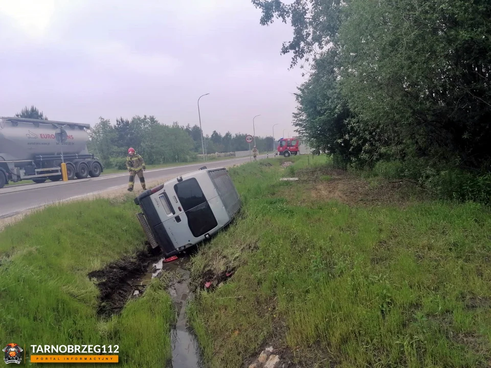 Bus wylądował w rowie przy obwodnicy Tarnobrzega