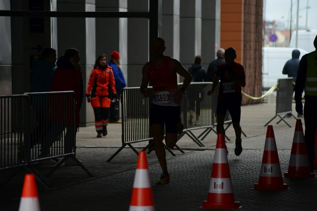 16. PKO Półmaraton Rzeszowski oraz 8. PKO Sztafeta Półmaratońska w Rzeszowie - dużo zdjęć z trasy i mety