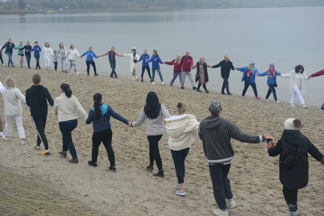 "Jezioro Aniołów" nad Jeziorem Tarnobrzeskim - zatańczyli poloneza na plaży