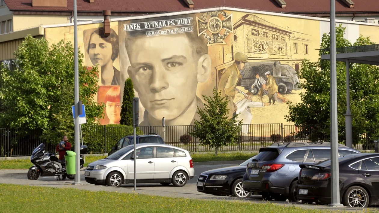 Mural na ścianie liceum ogólnokształcącego w Kolbuszowej gotowy. Zobacz, jak wygląda [WIDEO - ZDJĘCIA] - Zdjęcie główne