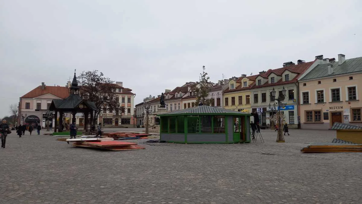 Montaż Świątecznego Miasteczka na rynku w Rzeszowie