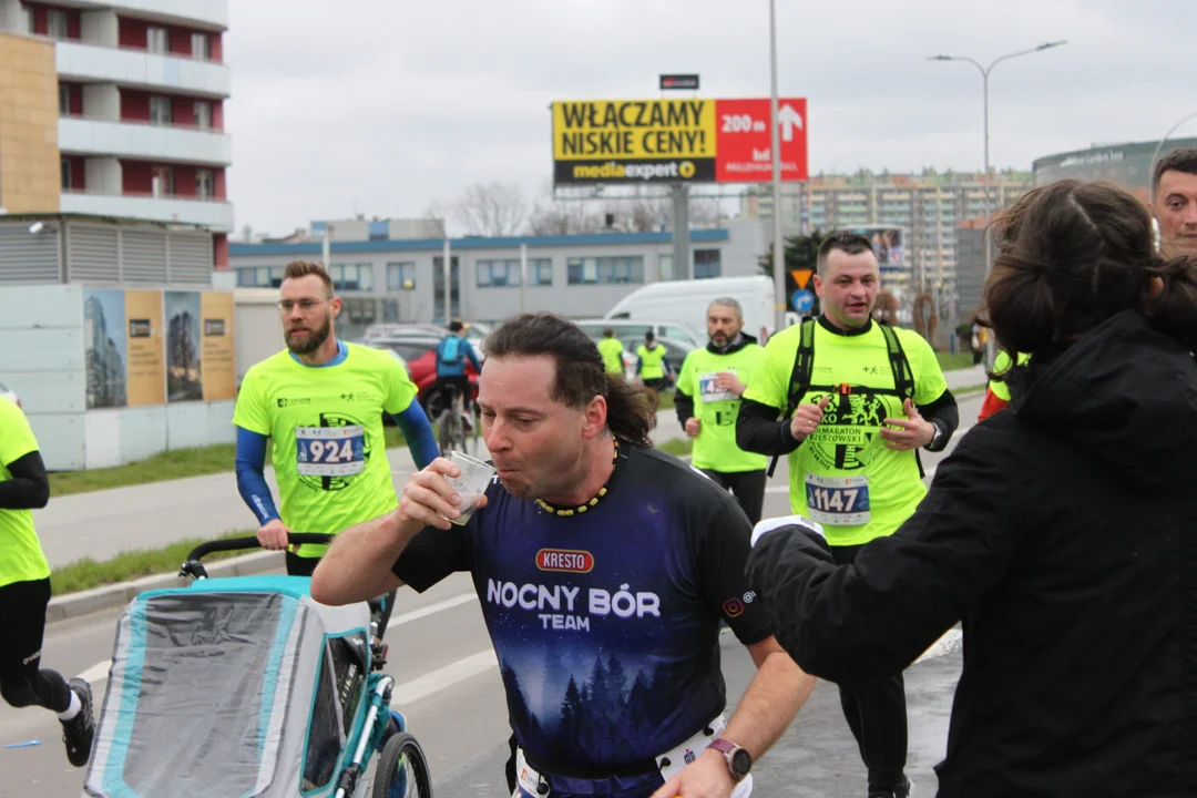 16. PKO Półmaraton Rzeszowski. Szczęśliwi biegacze na trasie oraz na meci