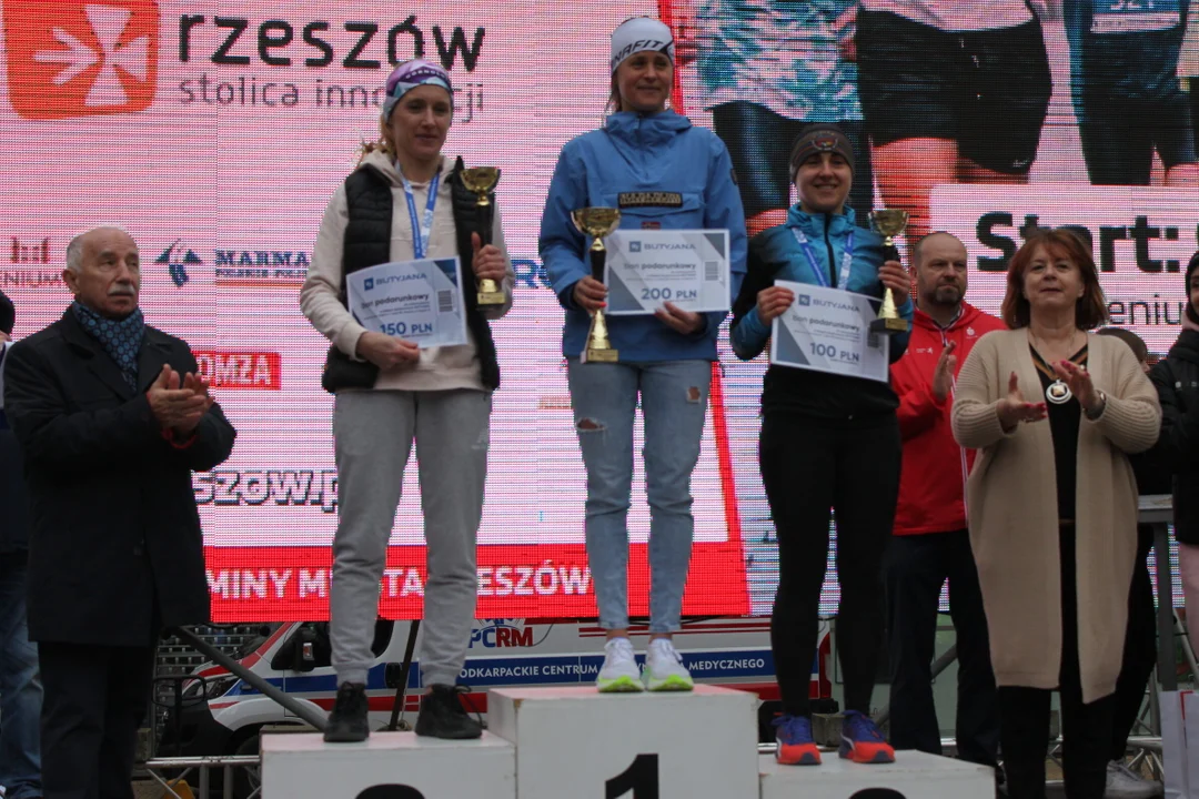 PKO Półmaraton Rzeszowski. Zwycięzcy na podium na skwerze Millenium Hall