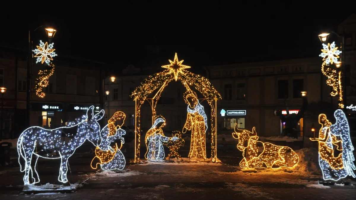 Nocne zdjęcia świątecznych dekoracji w Mielcu. Czy to najładniejsze ozdoby w regionie? [ZDJĘCIA]