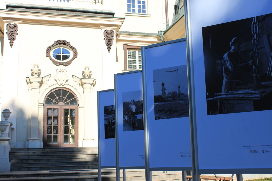 Łukasiewicz - wizjoner z pasją. Plenerowa wystawa fotografii w ogrodach Letniego Pałacu Lubomirskich [ZDJĘCIA] - Zdjęcie główne