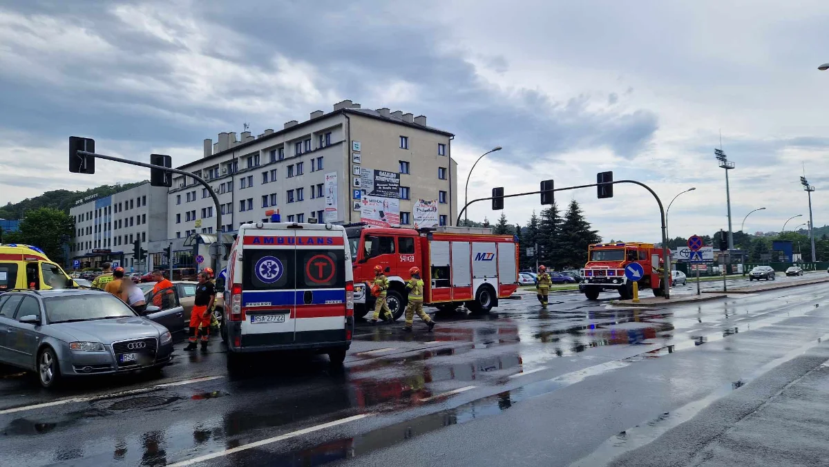 Kolizja na skrzyżowaniu Staszica, Mickiewicza i Bony. Uczestnicy bez obrażeń, sprawca ukarany mandatem [ZDJĘCIA] - Zdjęcie główne