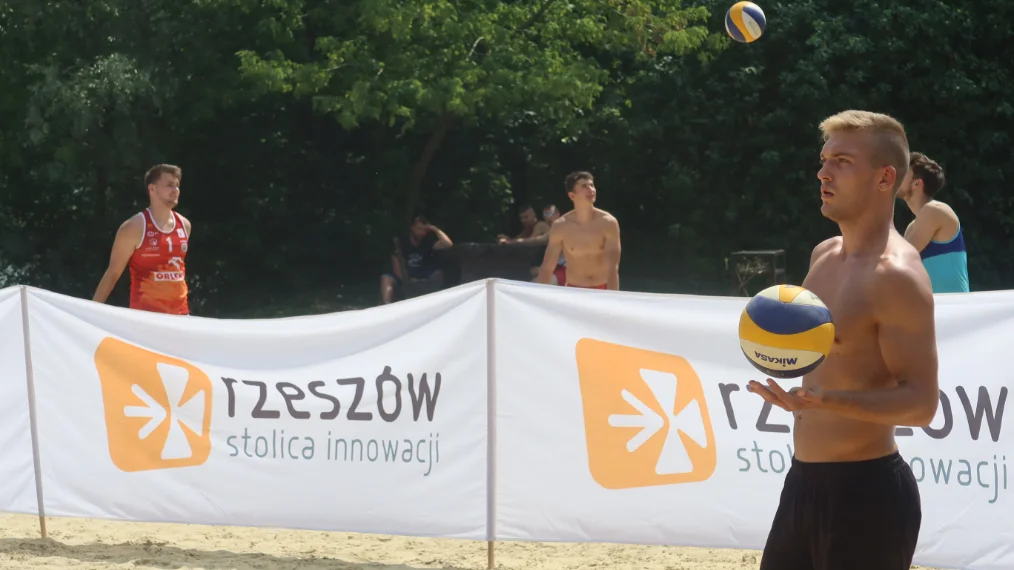 Turniej siatkówki plażowej na rzeszowskiej Żwirowni