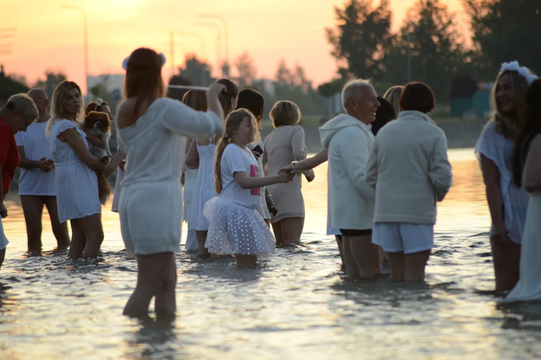 "Jezioro Aniołów" w czerwcu. Wejście do Jeziora Tarnobrzeskiego wschodzie słońca