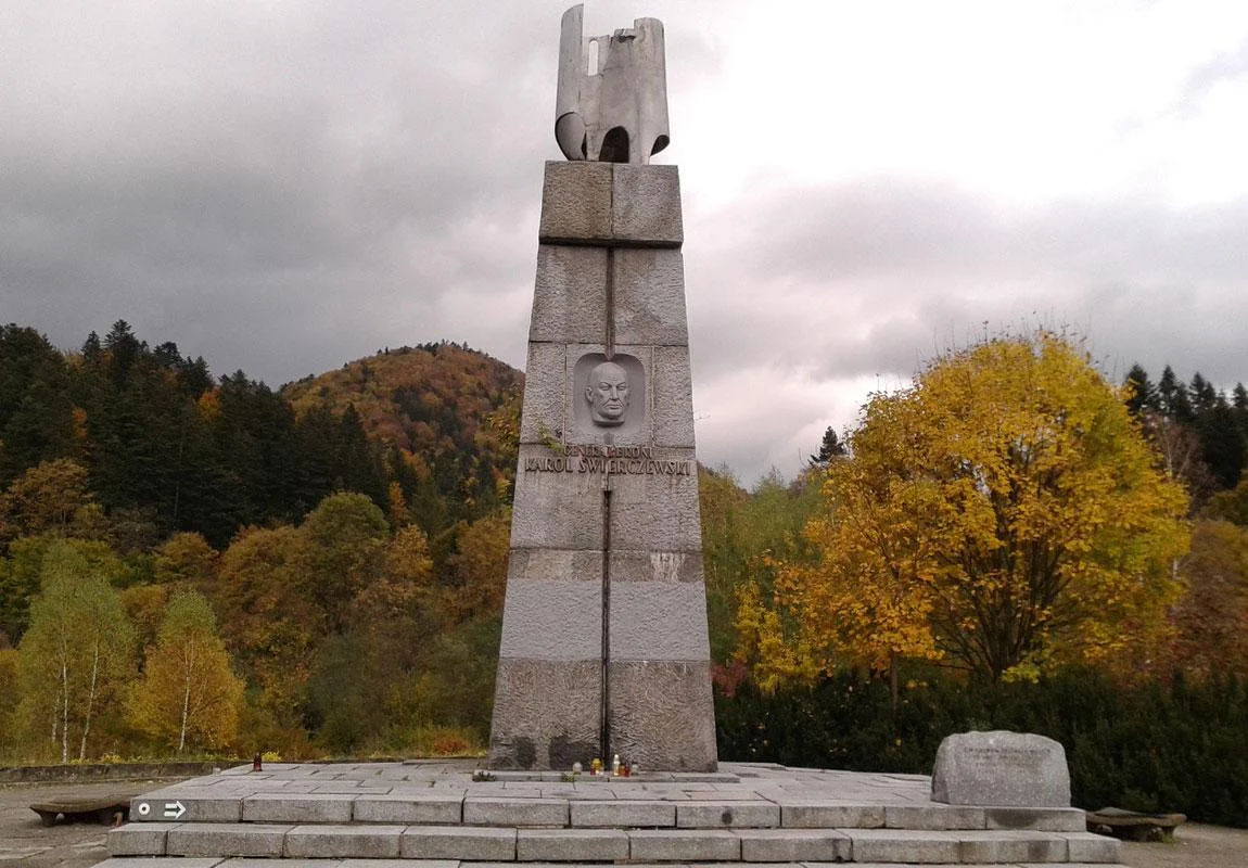 Pomnik gen. Karola Świerczewskiego - Zdjęcie główne