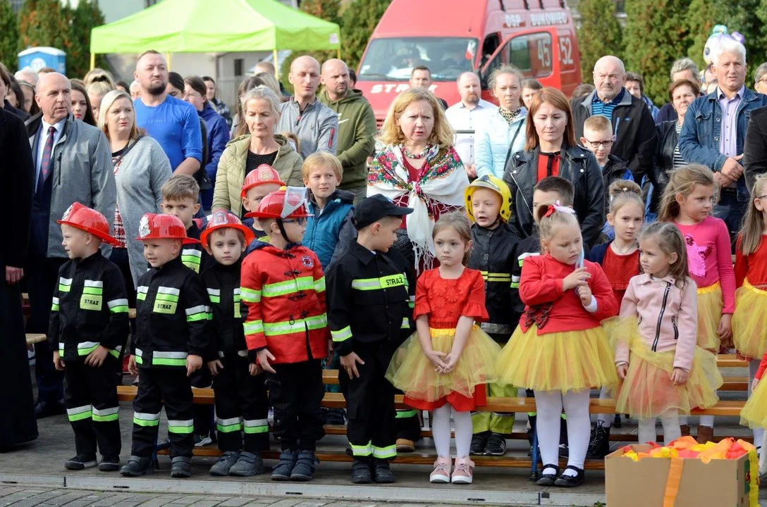 Trwa impreza w Bukowcu. Mieszkańcy sołectwa powitali jesień. Występy dzieci i młodzieży [ZDJĘCIA] - Zdjęcie główne