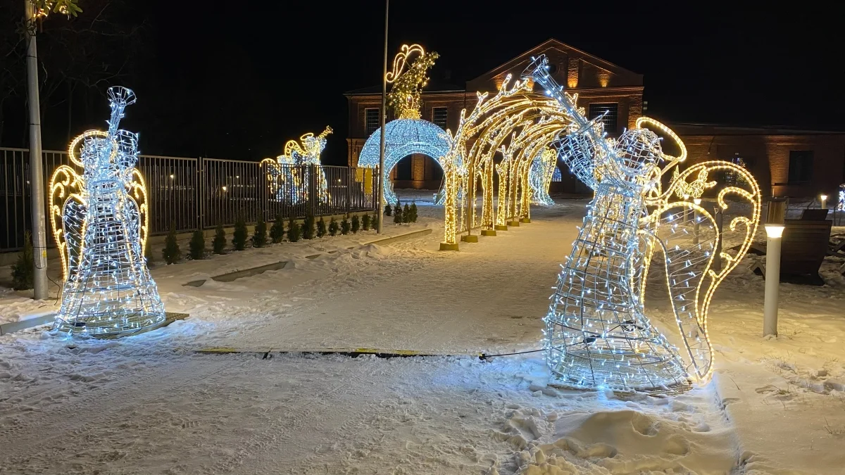 Świąteczne iluminacje w Ustrzykach Dolnych. Niesamowite ozdoby można zobaczyć na terenie po byłej rafinerii Fanto [ZDJĘCIA] - Zdjęcie główne