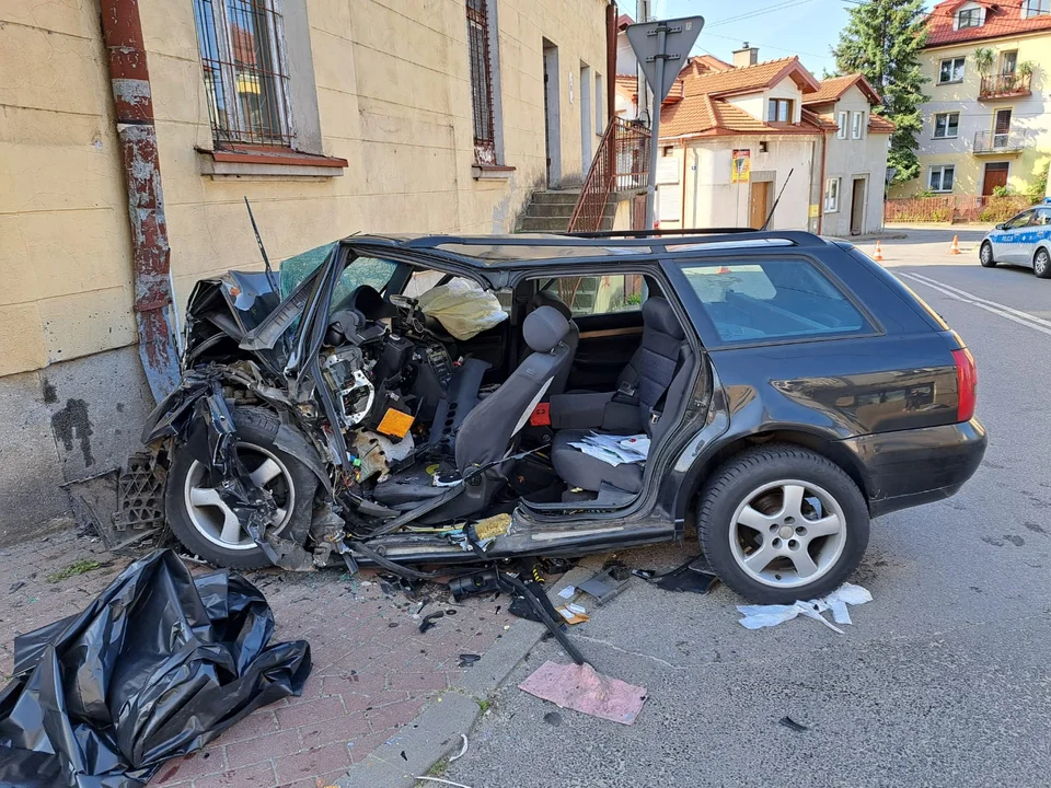 Nowe fakty w sprawie śmiertelnego wypadku w Mielcu. Kierowca wjechał w kamienicę [ZDJĘCIA] - Zdjęcie główne