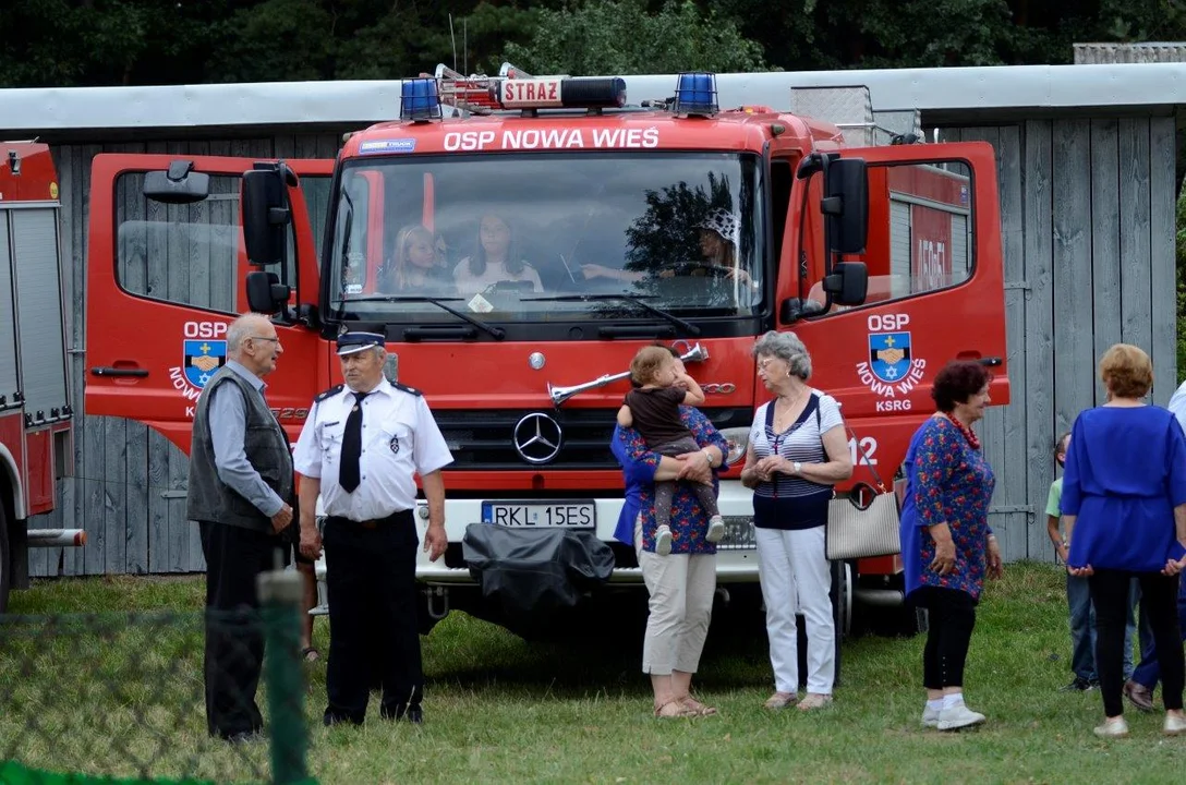 Oficjalne przekazanie "nowego" wozu dla OSP Nowa Wieś