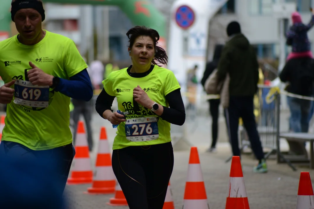 Mnóstwo biegaczy z całego regionu i nie tylko na 16. PKO Półmaratonie Rzeszowskim oraz 8. PKO Sztafecie Półmaratońskiej - zdjęcia część 2