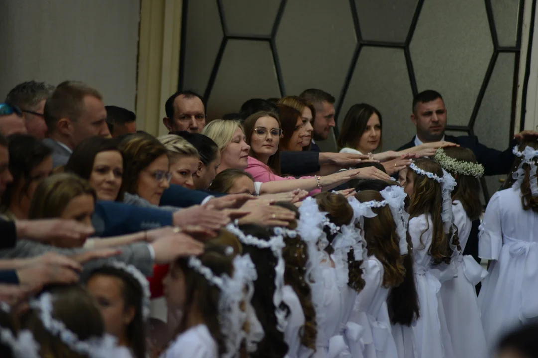 Pierwsza Komunia Święta dzieci ze Szkoły Podstawowej numer 10 w Tarnobrzegu. Parafia Matki Bożej Nieustającej Pomocy