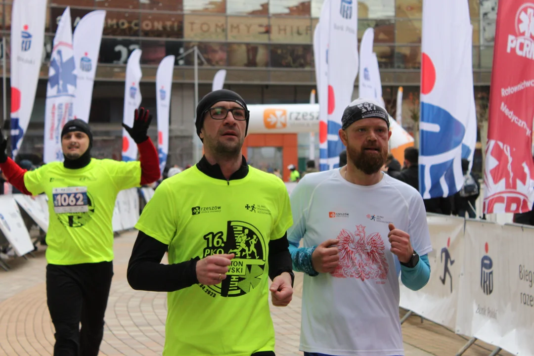 16. PKO Półmaraton Rzeszowski. Szczęśliwi biegacze na trasie oraz na meci