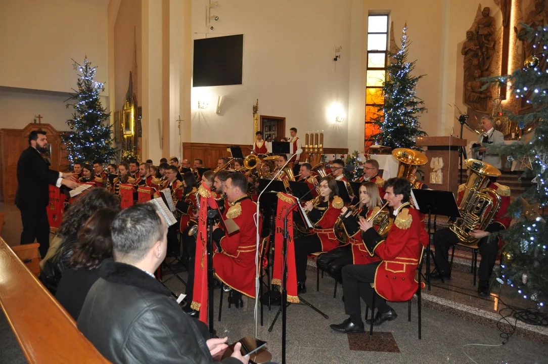 Koncert Kolęd Orkiestry Dętej Dobrynin wraz z solistami w kościele w św Marka w Rzochowie.