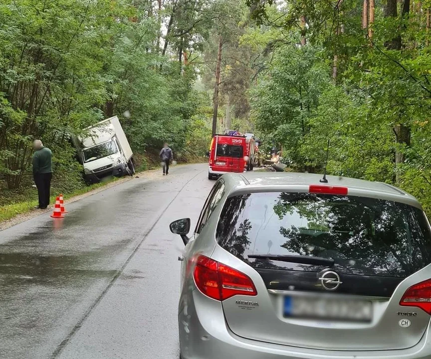 Wypadek między Przewrotnem a Pogwizdowem Starym. Dwie osoby uwięzione w samochodzie [ZDJĘCIA - AKTUALIZACJA - MAPA] - Zdjęcie główne