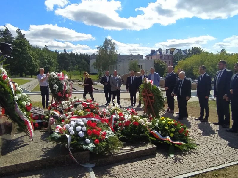 Jarosław Kaczyński zobaczył mielecki pomnik żołnierzy niezłomnych [ZDJĘCIA, WIDEO] - Zdjęcie główne