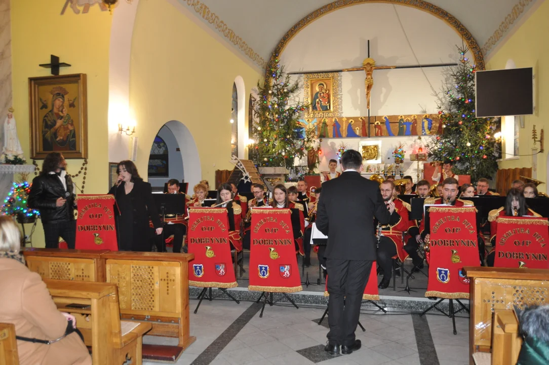 Koncert kolęd Orkiestry Dętej Dobrynin w kościele w Dobryninie