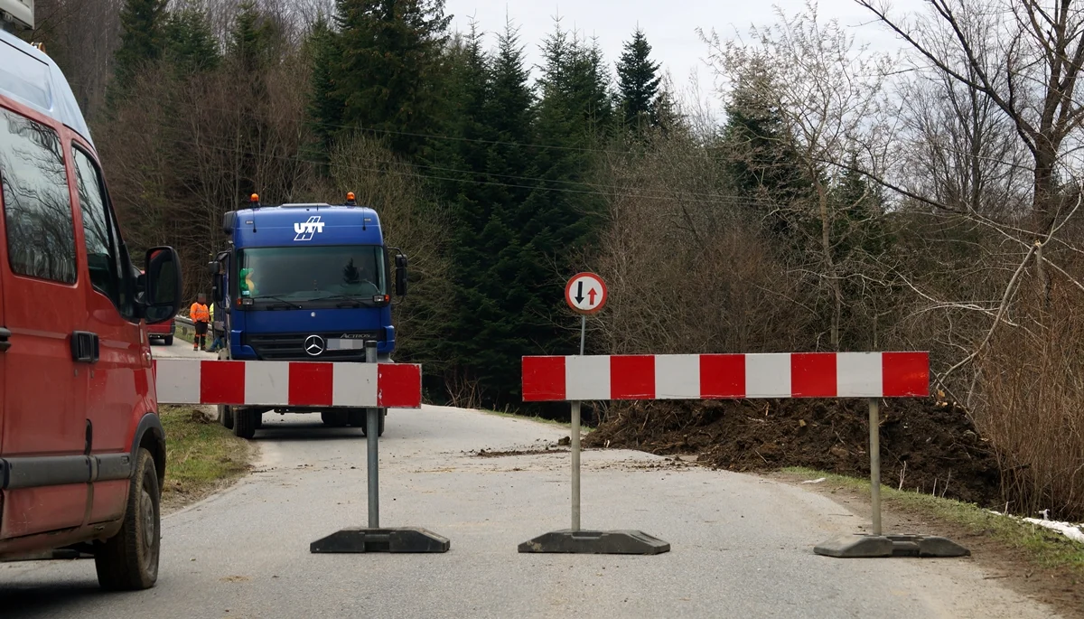 Odcinek drogi z Ustjanowej w kierunku Soliny całkowicie zamknięty. Do kiedy potrwają utrudnienia? [ZDJĘCIA] - Zdjęcie główne