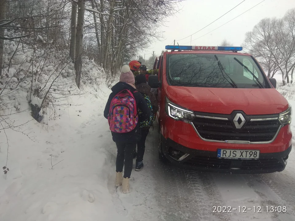 Autobus z dziećmi wjechał do rowu