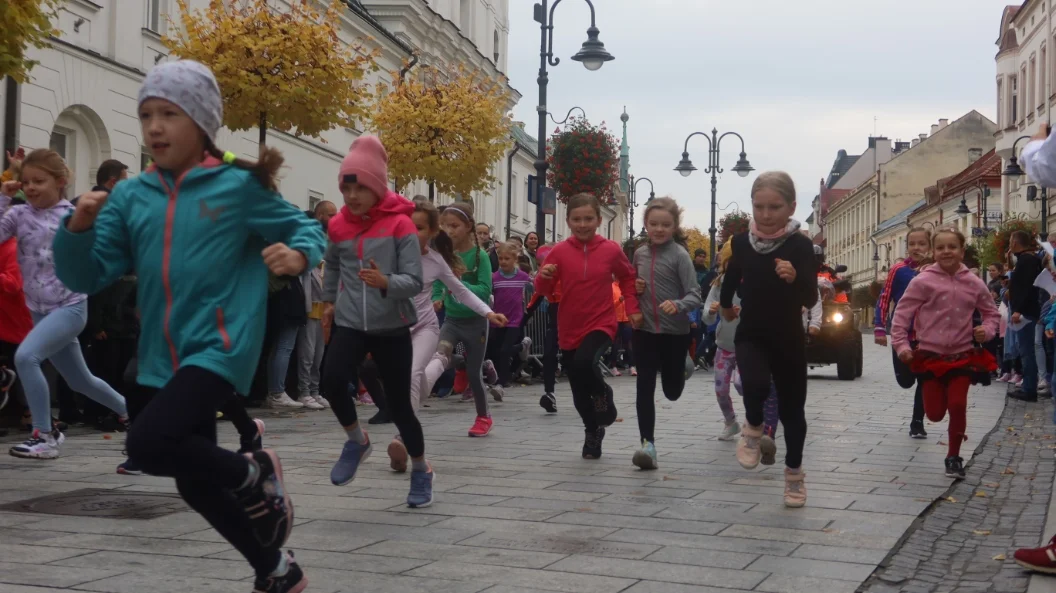 Biegi młodzieżowe 2022 w Rzeszowie. Mnóstwo uczestników [ZDJĘCIA, WIDEO]