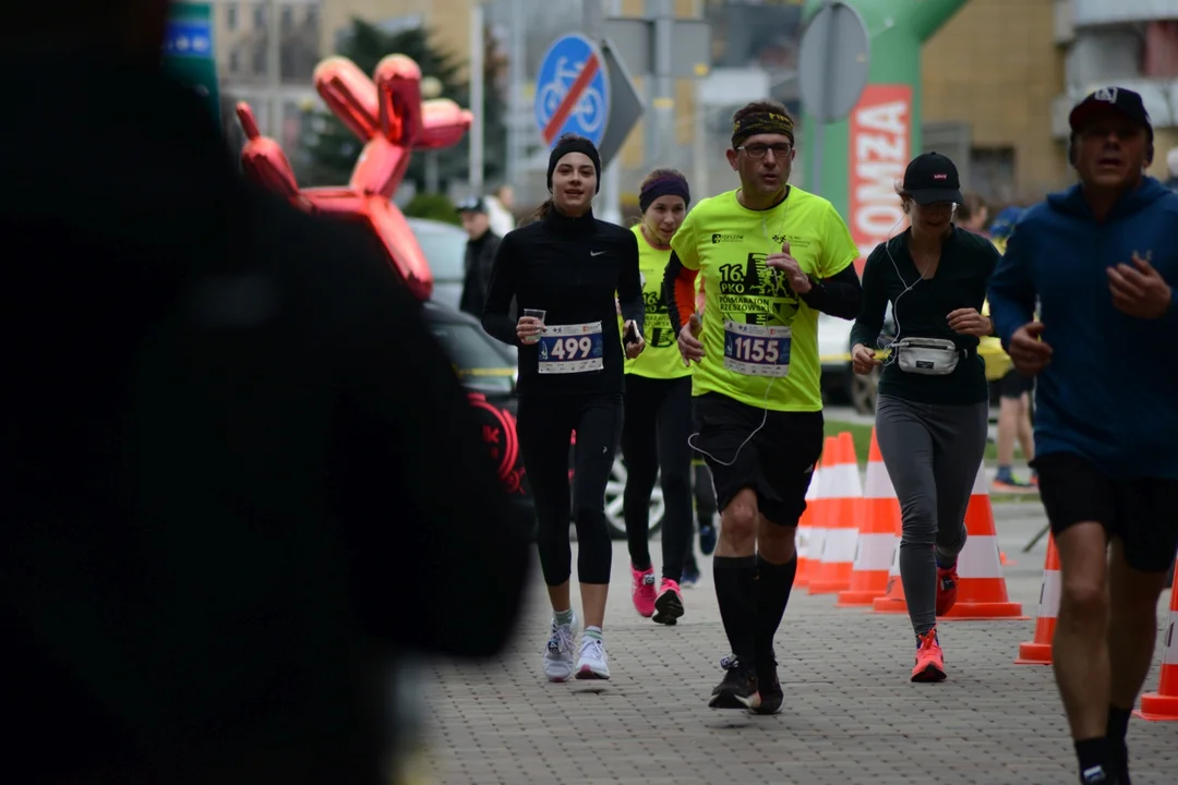 Mnóstwo biegaczy z całego regionu i nie tylko na 16. PKO Półmaratonie Rzeszowskim oraz 8. PKO Sztafecie Półmaratońskiej - zdjęcia część 2