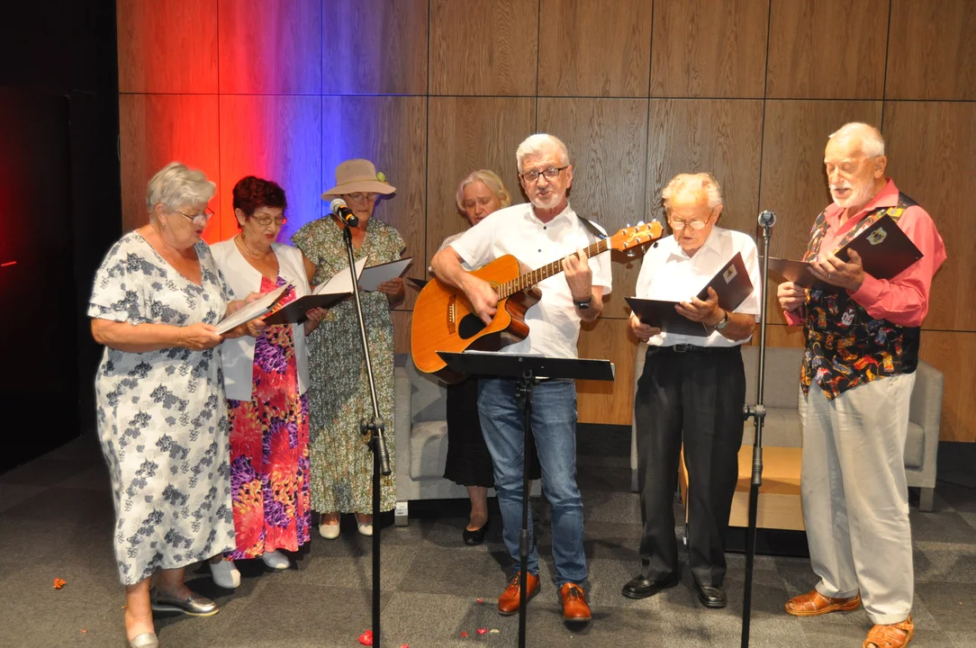 Występy artystyczne seniorów w Bibliotece 30 sierpnia