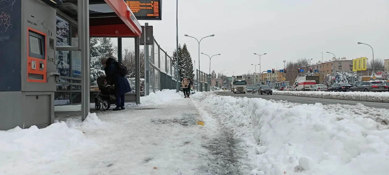 Rz24: Problemy mieszkańców na przystankach. Ciężko dojść do autobusu przez zaspy