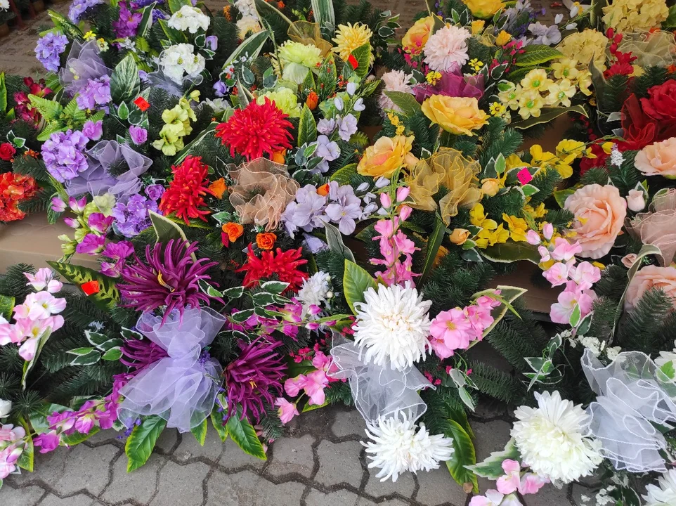Znicze i kwiaty - sprawdź co kupujemy i jakie są ceny