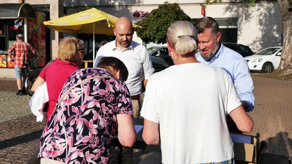 Mielczanie protestują przeciwko sprzedaży działki z dostępem do pasa startowego