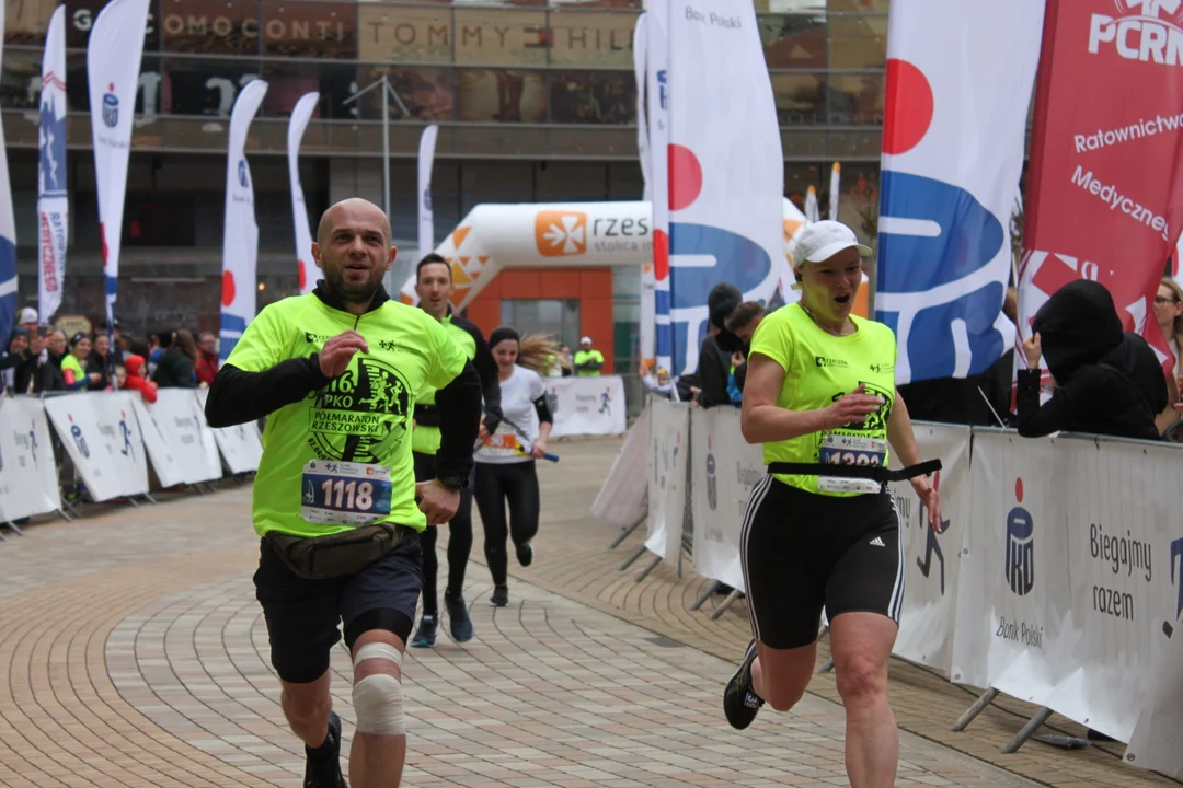 16. PKO Półmaraton Rzeszowski. Szczęśliwi biegacze na trasie oraz na meci